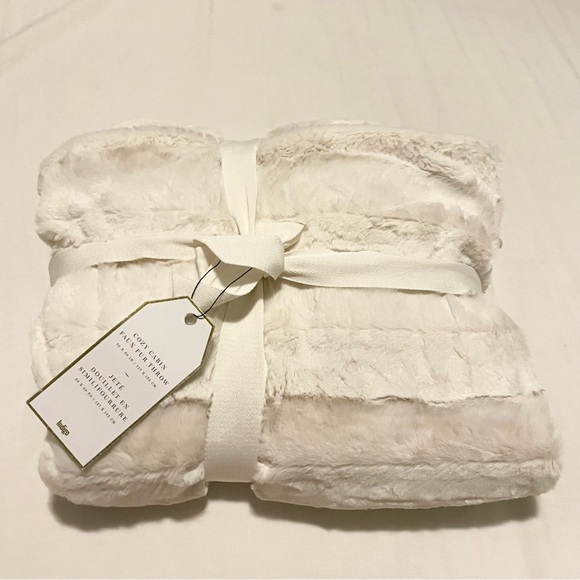 Indigo Cozy Cabin Faux Fur Throw 50” x 60” - Picture 4 of 16